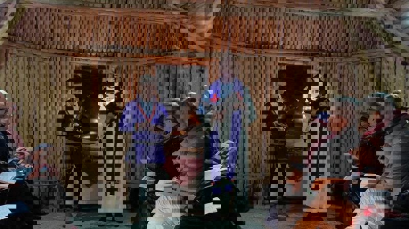 Sokneprest Rolf Steffensen og Mathias Mikkelsen under 6.februar gudstjeneste i Kirkegammen. Kirkegammen ligger på Drag. Foto: Kurt Solstrøm