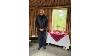 Mark Drogseth holdt gudstjeneste i kirkegammen 21.juni