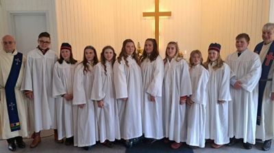 Fra venstre: Kateket Edgar Stark Dobie Njaastad, Isak Nikolai Johnsen Øvervoll, Nemi Gabrielle Halsen, Viktoria Gulliksen, Ariel Eriksen, Sofie Henriette Ellingsen, Julie Langmo Mølderup, Nathalie Emma Jessen-Ellingsen, Maajaa Solveig Bergkvist Skjelnes, Maddelen-Kristin Kristensen Eriksen, Ludvig Olai Setså, Sokneprest Rolf Steffensen.