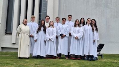 Foran f.v: Kateket Heidi Strand Mathisen, Catrine Nilsen, Jenny Sofie Svensdatter, Enes Amundsen, Elise Stensland Olsen og Amilia Edvardsen Valle. Bak f.v: Simon Thorp Steinsvåg, prestevikar Fredrik Johan Sletbakk, Raag-Magnus Lemmy Jakobsen, Odinn Johann Braaten, Julia Newal Kristoffersen og Nina Lokøy Jakobsen