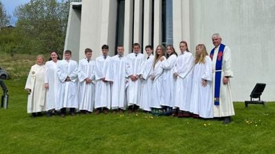 Fra venstre: Vikarprest Jette Bock, Menighetspedagog Elisabeth Sjo Engen, Storm Johan Bratli, Tord Ingridsønn Løding, Paul Ritze Thomassen, Kornelius Bye Jespersen, Jonas Thorp Andreassen, Øyvind Elias Berg Berntzen, Ida Mari Hansen, Jade Avin Kristoffersen, Ingrid Dahlberg Kristoffersen, Vår Skarvik Jakobsen og Sokneprest i lulesamisk område Rolf Steffensen Foto: Åshild Thorp Steffensen