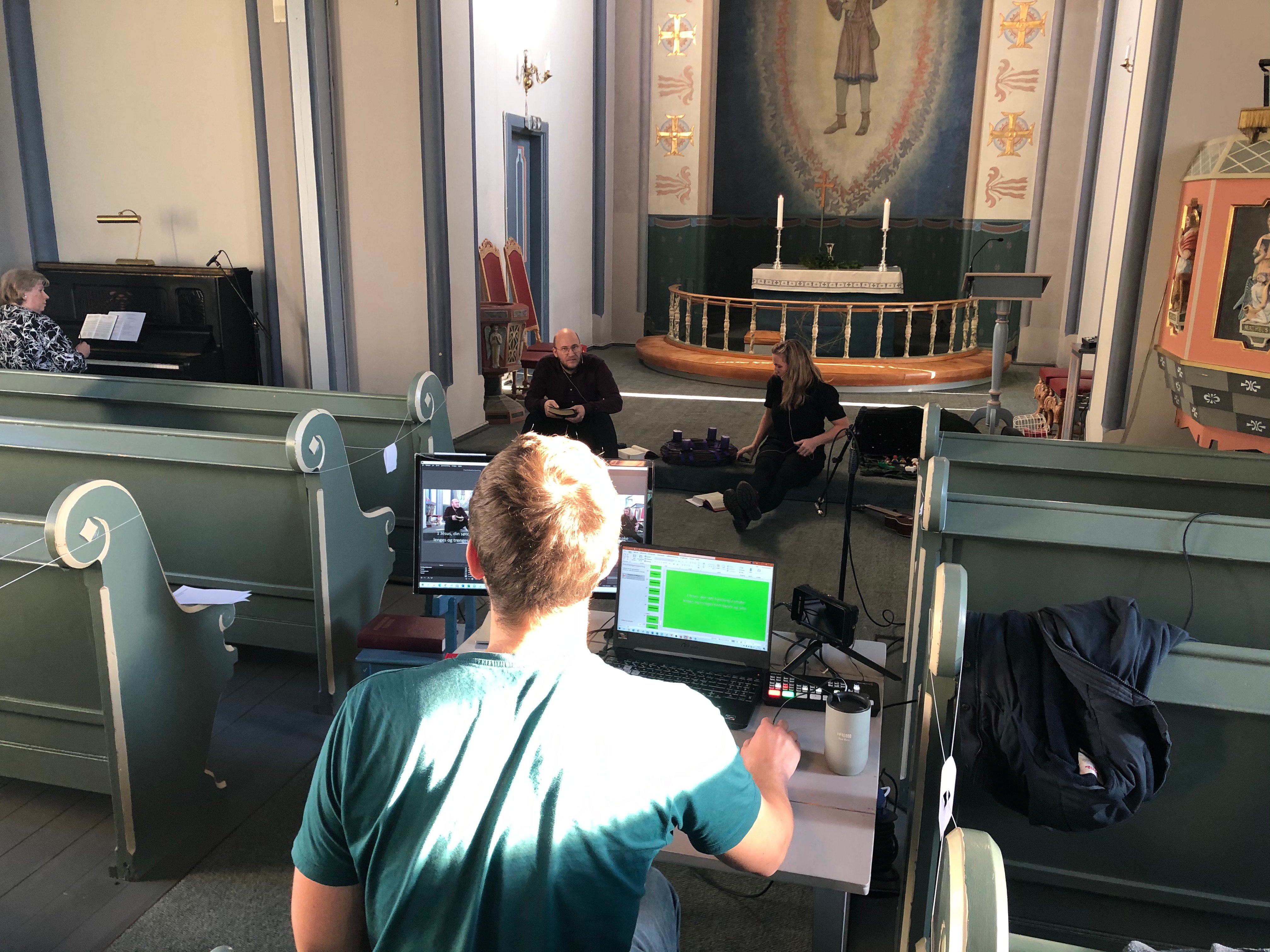 Innspilling av adventsstund fra Furuset kirke med sokneprest Karl Ove Jeppestøl og menighetspedagog Jorunn Stokstad. Ungdomsprest Lasse Thorvaldsen bak kameraet.