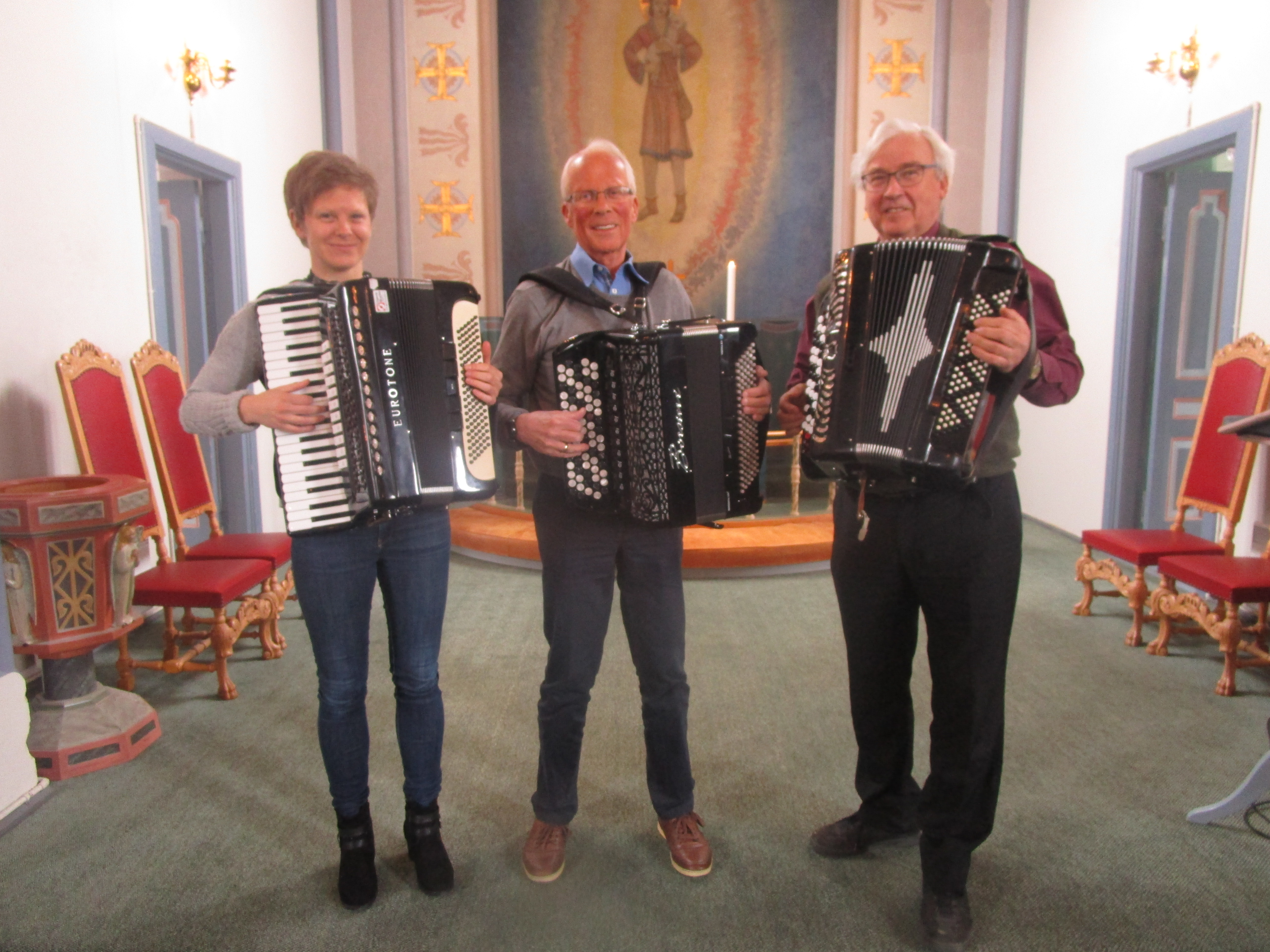 Billedtekst: Madelen Jostad, Kjell Brenni og Steinar Tosterud i Furuset kirke.