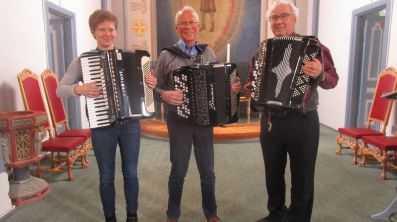 Billedtekst: Madelen Jostad, Kjell Brenni og Steinar Tosterud i Furuset kirke.