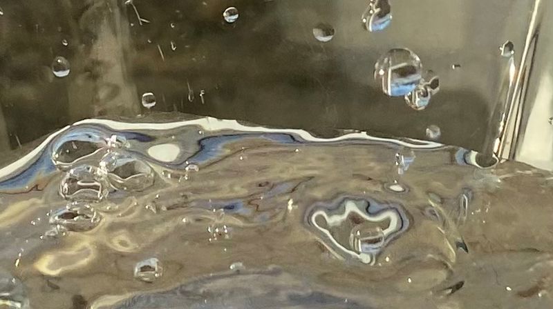 Konfirmantene selger lodd til inntekt for rent vann!