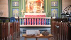 midtgangen i Ulstein  kyrkje med open Bibel