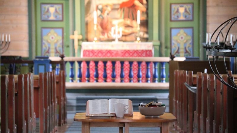 midtgangen i Ulstein  kyrkje med open Bibel