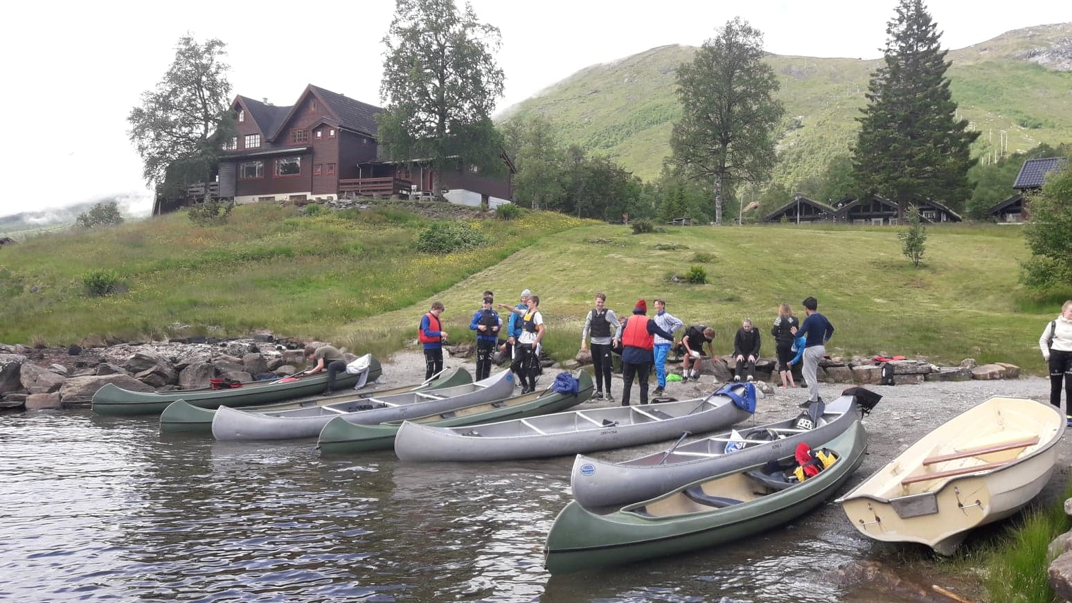 Kyrkjelyden på hausttur til Fjellsetra