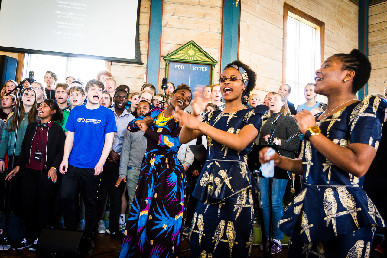 Songglede med kor frå Sunnmøre folkehøgskule i gudsteneste i Ulstein kyrkje 