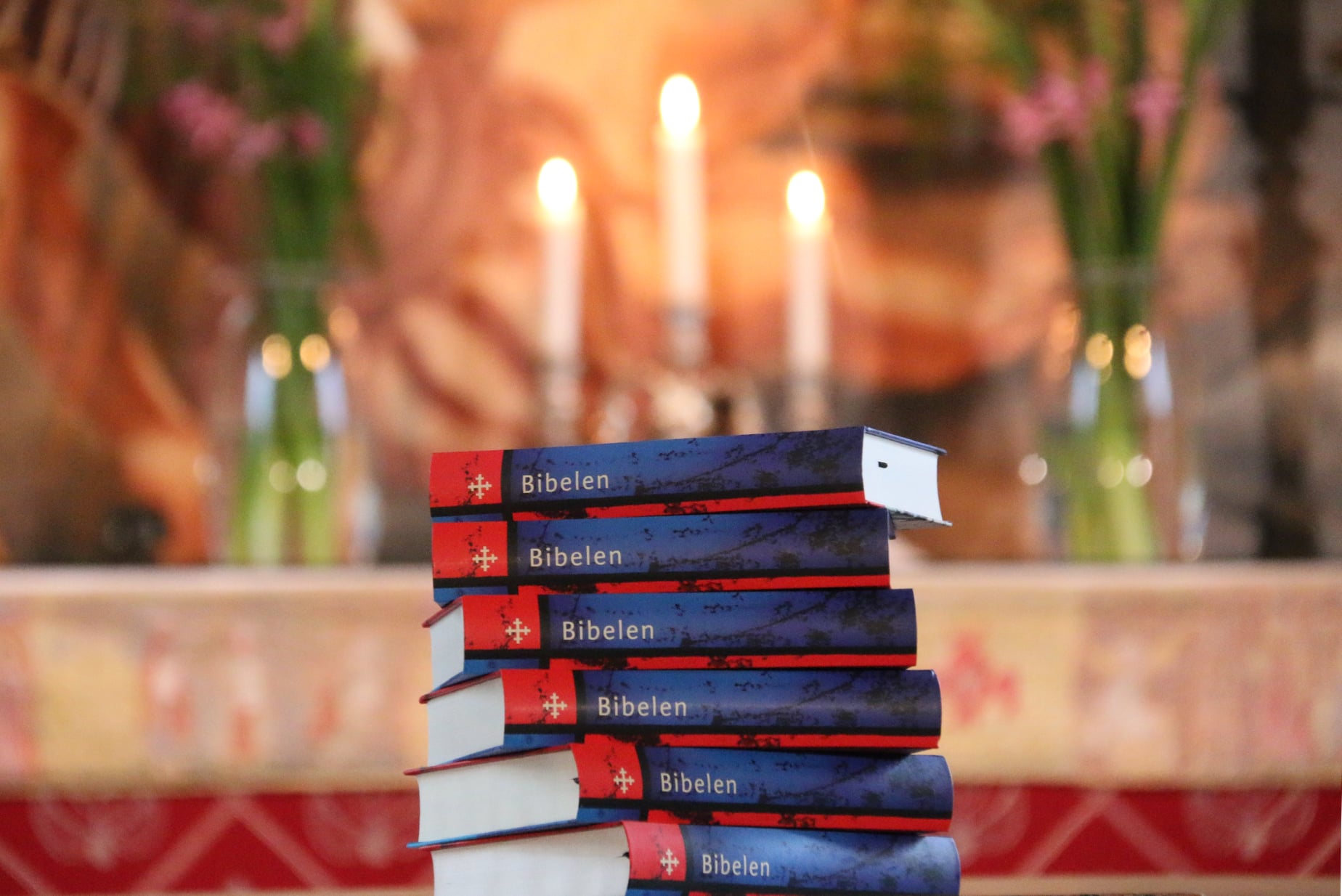 Gudstenester med utdeling av Bibler