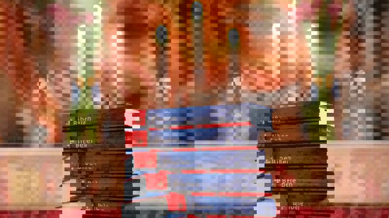 Gudstenester med utdeling av Bibler