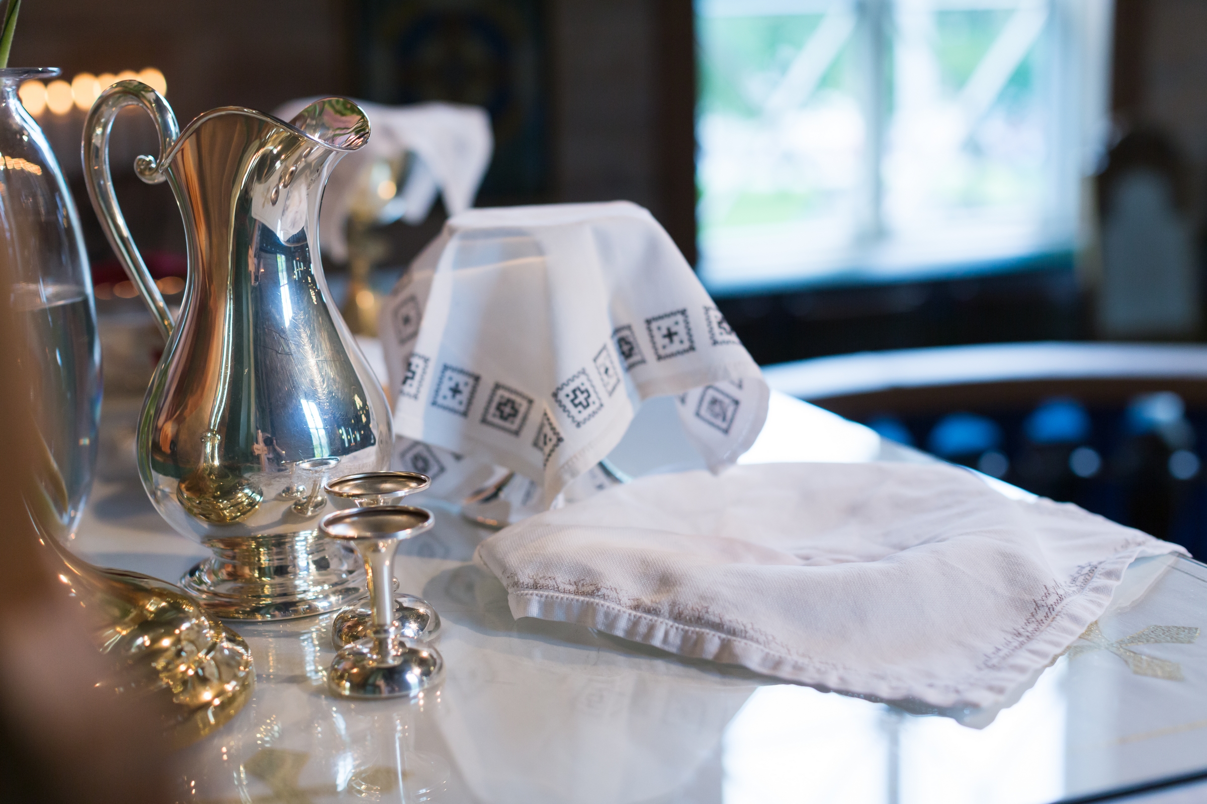 Dekket alterbord i Ulstein kyrkje; foto: Cecilie Hatløy