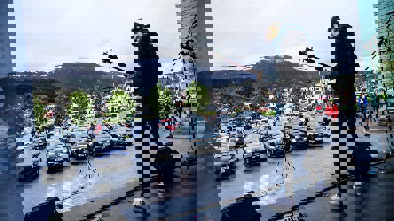 Faktisk ganske praktisk å kunne sitte i ein bil på ein utekonsert når mai månad viser seg frå si beste sunnmørske side. Kanskje Drive in er eit konsept uansett Corona?