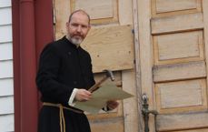 Martin Luther gjer seg klar til å spikre sine 95 teser på kyrkjedøra