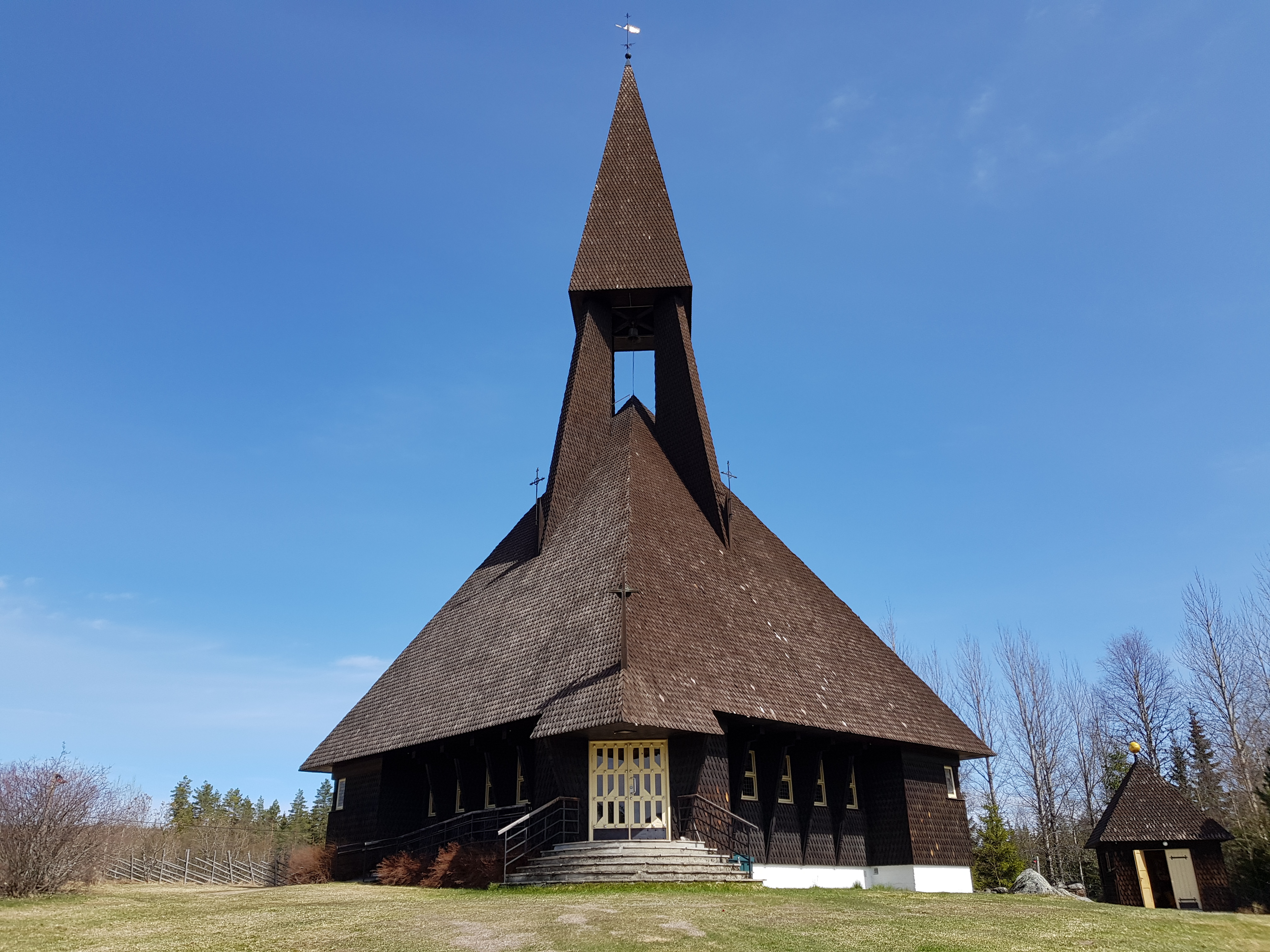 "I sitt uttrykk skal det være noe eget opphøyet over et gudshus. For innerst inne bærer det i seg alle tiders og slekters drøm om en himmel." Arkitekt Magnus Poulsson