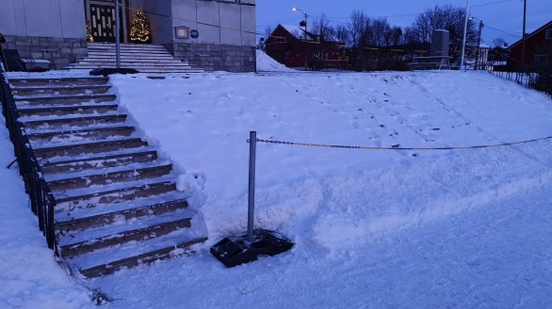 Kirketrappen ved Vadsø kirke er nå vinterstengt.