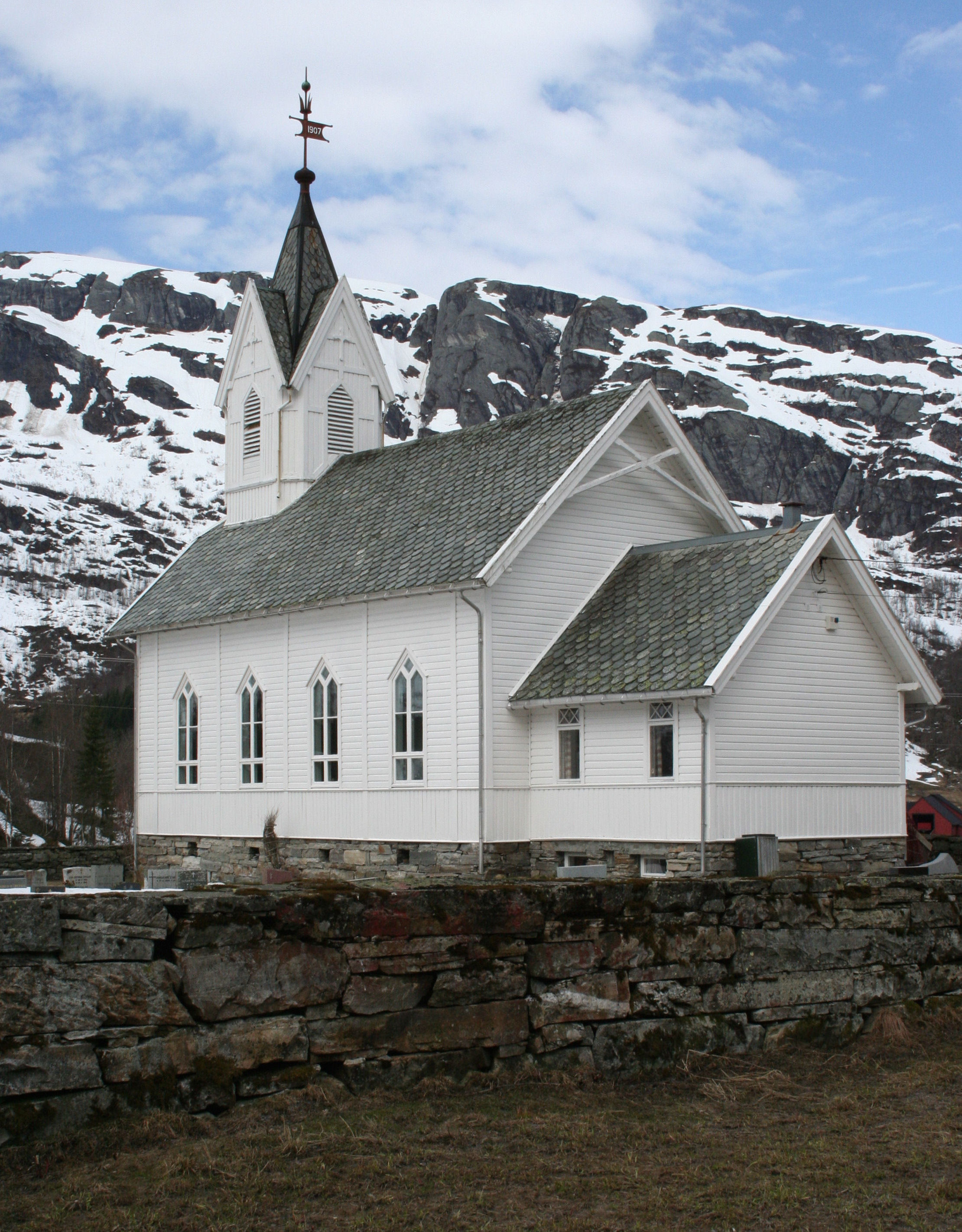 Nesheim kyrkje sett frå søraust, AMH 2008.jpg