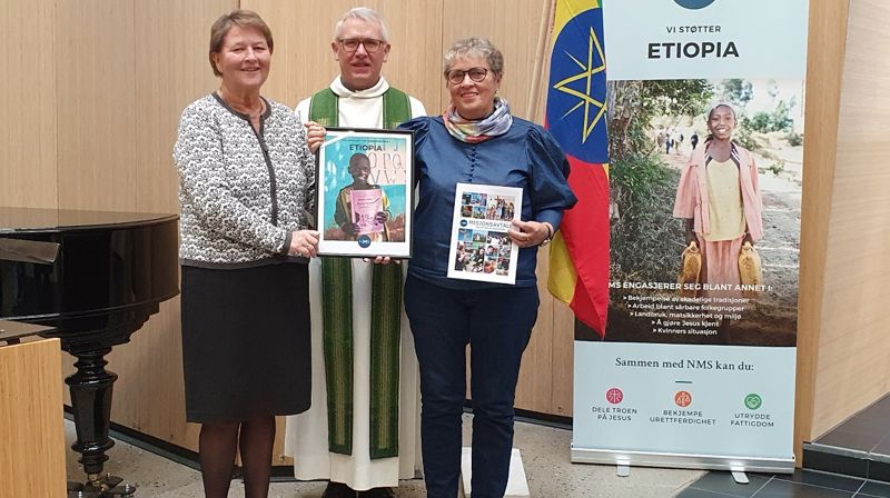 Avtalen ble signert under gudstjenesten i Son kulturkirke 13.november 2022. Fra venstre: Misjonskonsulent i NMS Unni Holm Olsen, sogneprest Per Willy Wilhelmsen og leder i Vestby felles menighetsråd Kari Haugstvedt.