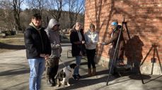 Morten Færøvig, Camilla Færøvig, Madelene Færøvig, Mathilda Færøvig (konfirmant) og Sondre Grønås innviet den nye bålpanna, før de fortsatte gudstjeneste-vandringen på kirkegården