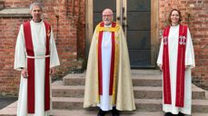 Utenfor Vestby kirke: sokneprest Torbjørn Aas, biskop Atle Sommerfelt og prost Kjerstin Jensen