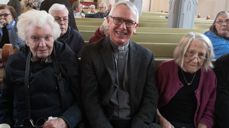 Kirkekaffe i benkeradene: Sokneprest Per Willy sammen med beboere fra Vestby sykehjem