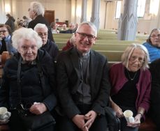 Kirkekaffe i benkeradene: Sokneprest Per Willy sammen med beboere fra Vestby sykehjem