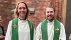 Prost Kjerstin Jensen og kapellan Geir Gjessing. Fra innsettelsen i Vestby kirke i september 2022.