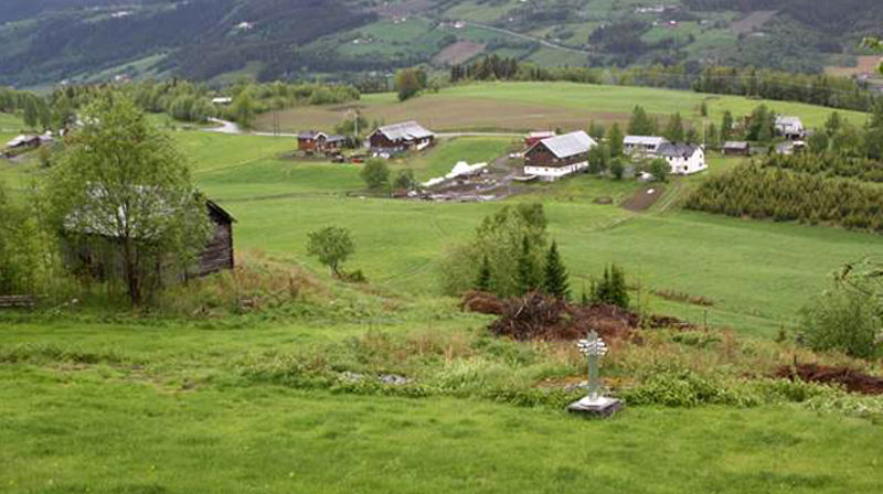 Fystro stavkyrkjeruin. Midt i ruinen står det eit kors laga av Øyvind Magistad Berge.