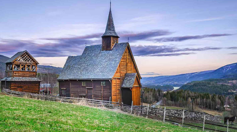Lomen Stavkyrkje - Foto: Ola Døhl