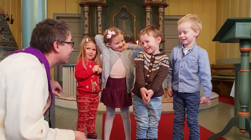 Utdeling av 4-årsbok i Røn kykje.