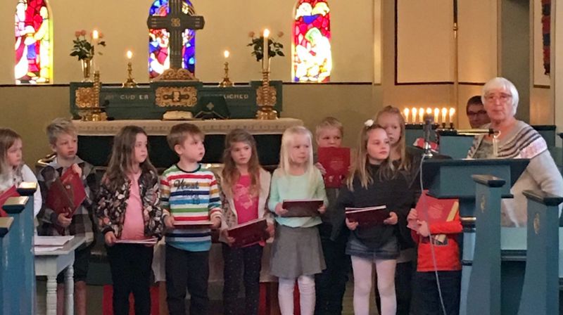 6-årsbok utdeling i Lomen kyrkje hausttakkefest 2017.