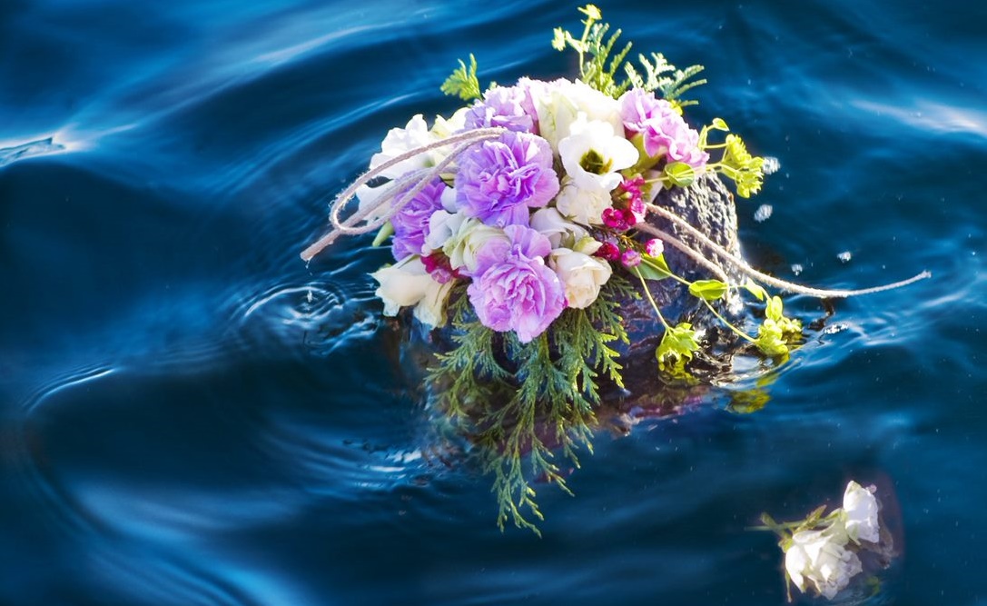 Sjøsenking av urne. Foto Vestfold krematorium