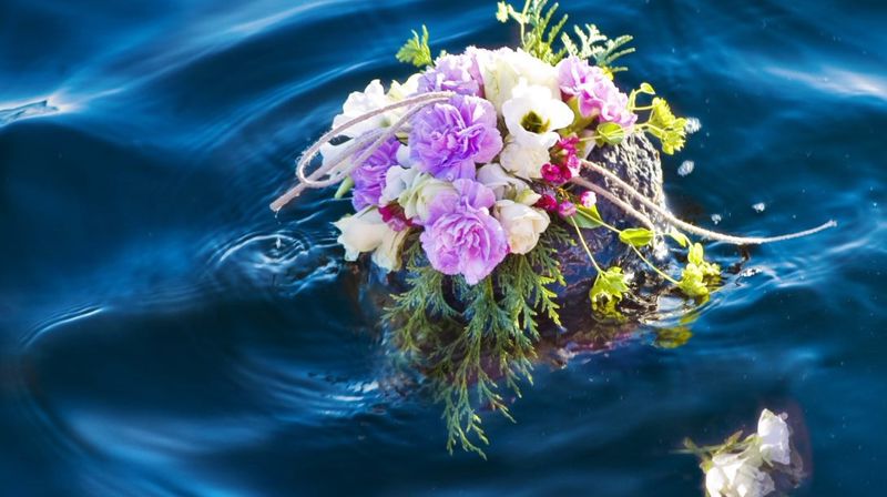 Sjøsenking av urne. Foto Vestfold krematorium