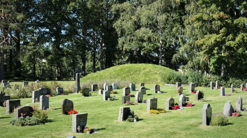 Slagen gravplass, med gravhaug fra vikingtiden i bakgrunnen