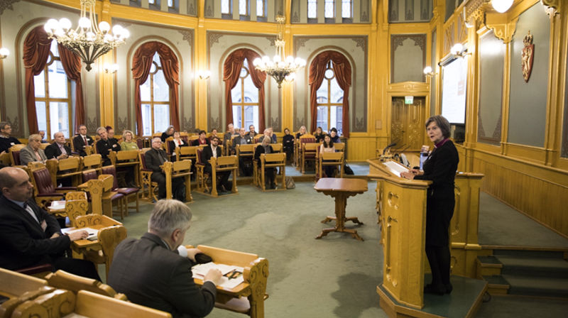 Preses Helga Haugland Byfuglien holdt innledende hilsen ved reformasjonsseminaret. Foto: Stortinget.