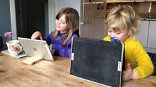 Gode ressurser til barn er viktig, både de digitale og de analoge. Her koser Martha og Edith seg med de digitale tilbudene fra kirken. (Foto: Kirkerådet)