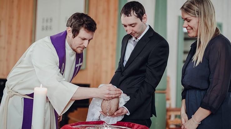 Her blir Bjarte døypt i Saltdal kyrkje. (Foto: Frida Bringslimark)