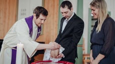 Her blir Bjarte døypt i Saltdal kyrkje. (Foto: Frida Bringslimark)