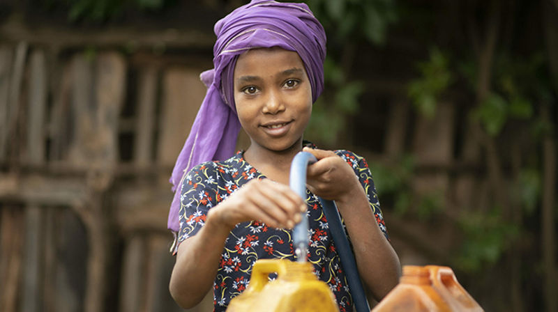 Kila henter vann fra bønnen Kirkens Nødhjelp har båret i landsbyen Beseko Ilala i Etiopia. (Foto: Kirkens Nødhjelp)