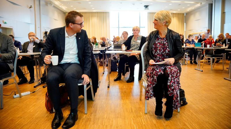 Kirkerådsleder Kristin Gunleiksrud Raaum oppfordrer foresatte som ønsker informasjon til å melde fra om det. Her fotografert sammen med statsråd Kjell Ingolf Ropstad under Kirkemøtet i Trondheim 2020. Foto: Ole Martin Wold