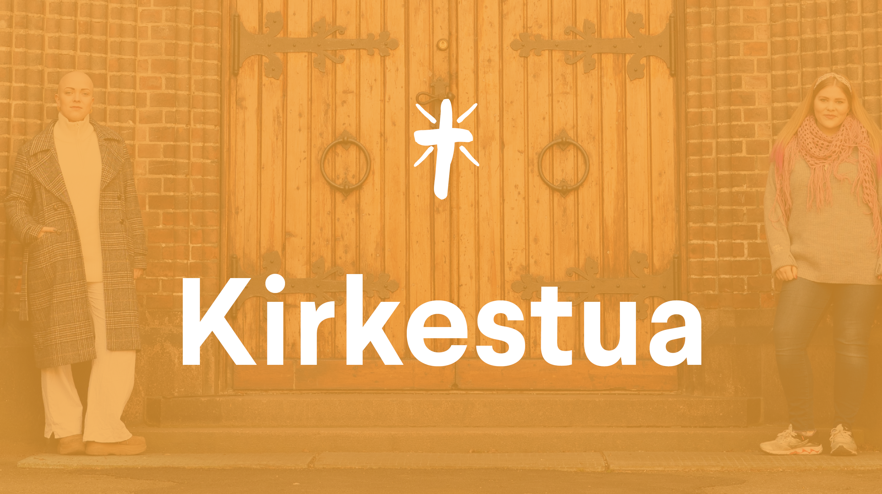 Christine Andreassen og Maria Saxegaard står foran en kirke med teksten "kirkestua" påskrevet på bildet..