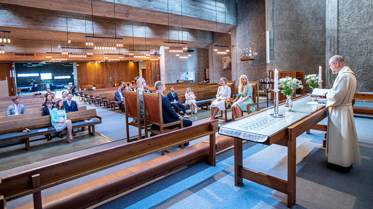 Vielse i Sinsen kirke, Lise Wiig Pedersen og Ralph Natter Berg gifter seg, Ole Andreas Holen er prest. Vielsen skjedde 2. mai 2020, kun 15 gjester til stede pga smittevernbestemmelser rundt koronapandemien. Foto: Bo Mathisen/Kirkerådet