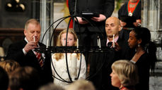 Internasjonalt fellesskap rundt lysgloben, i forbindelse med innsettelsen av preses Haugland Byfuglien. (Foto: Ned Alley/Scanpix)