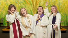 Utprøving av alba og stola - er dette morgendagens prester og diakoner? (Foto: High and low)