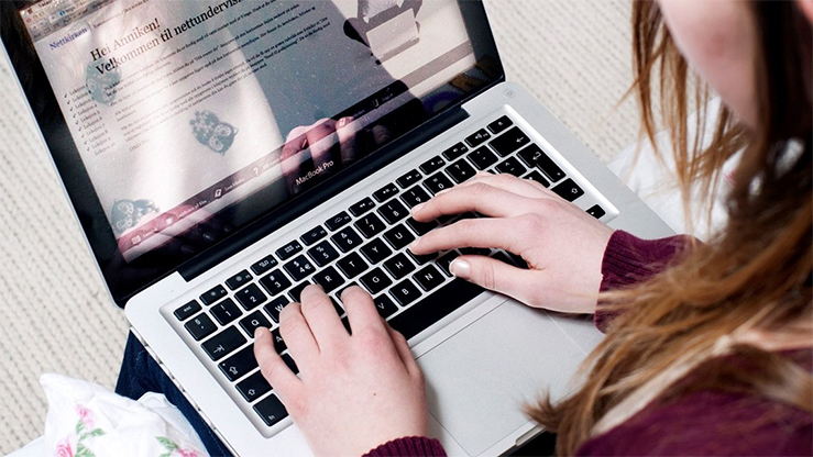 Konfirmantundervisning via nettet er en mulighet flere menigheter nå kan benytte. (Foto: sjomannskirken.no)