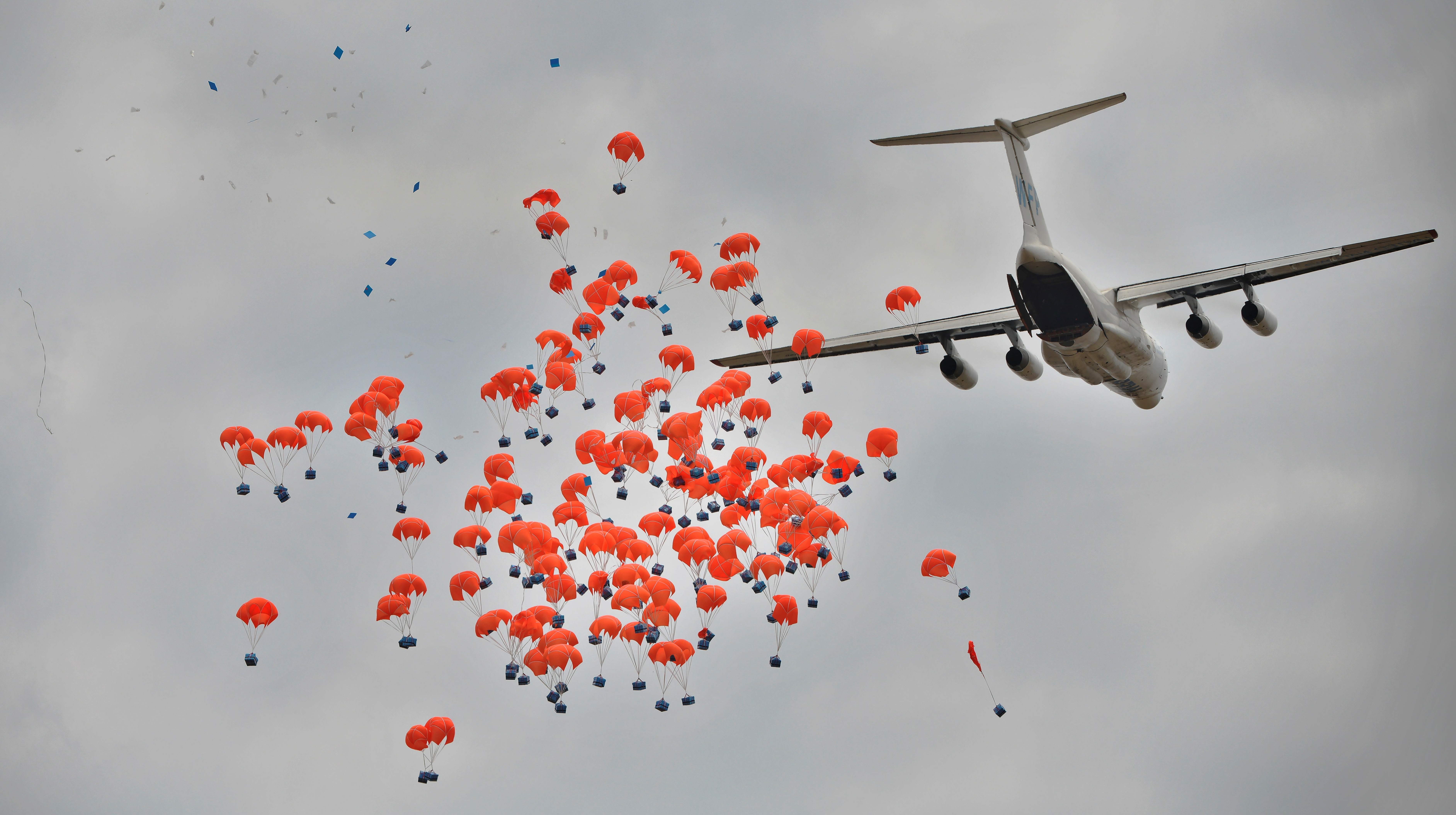 Verdens matvareprogram sørger for mat til store folkegrupper, her over en landsby i Sør-Sudan i februar i år.Foto: AFP