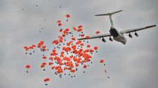 Verdens matvareprogram sørger for mat til store folkegrupper, her over en landsby i Sør-Sudan i februar i år.Foto: AFP