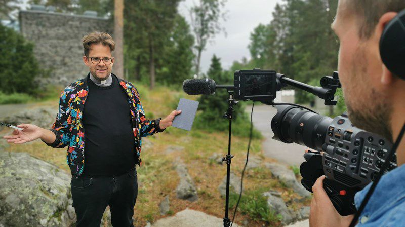 Prest Petter Dille spiller inn minipreken. Ord for dagen legges ut hver mandag gjennom sommeren kl 09.00 på Den norske kirkes facebookside. Foto: Siv Thompson