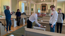 Her forberedes strømming i Varteig kirke i Søndre Borgesyssel prosti. Til stede er kirkeverge Asbjørn Paulsen (hvit skjorte) med sønnene David og Markus, teologisk rådgiver (for tiden teknologisk medhjelper) Endre Fyllingsnes og sokneprest Ingrid Levinsen. (Foto: Karianne Hjørnevik Nes/Borg)