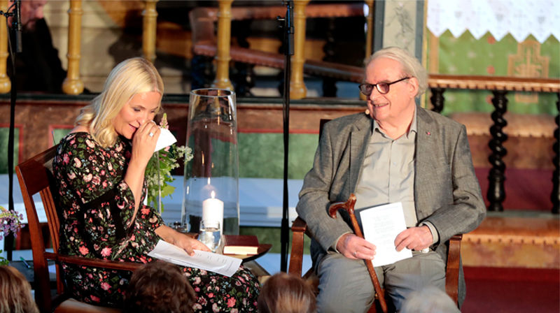 Svein Ellingsen i samtale med kronprinsesse Mette-Marit i Dybvåg kirke i 2017. Kronprisfamilien har brukt flere av Ellingsens salmer ved store familiebegivenheter. Foto: Lise Åserud/NTB Scanpix